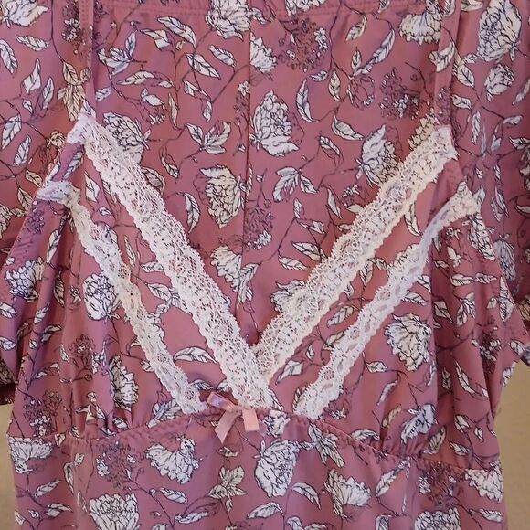 NEW. Marilyn Monroe Floral Two-Piece Pajamas with Lace Trim - Picture 2 of 11